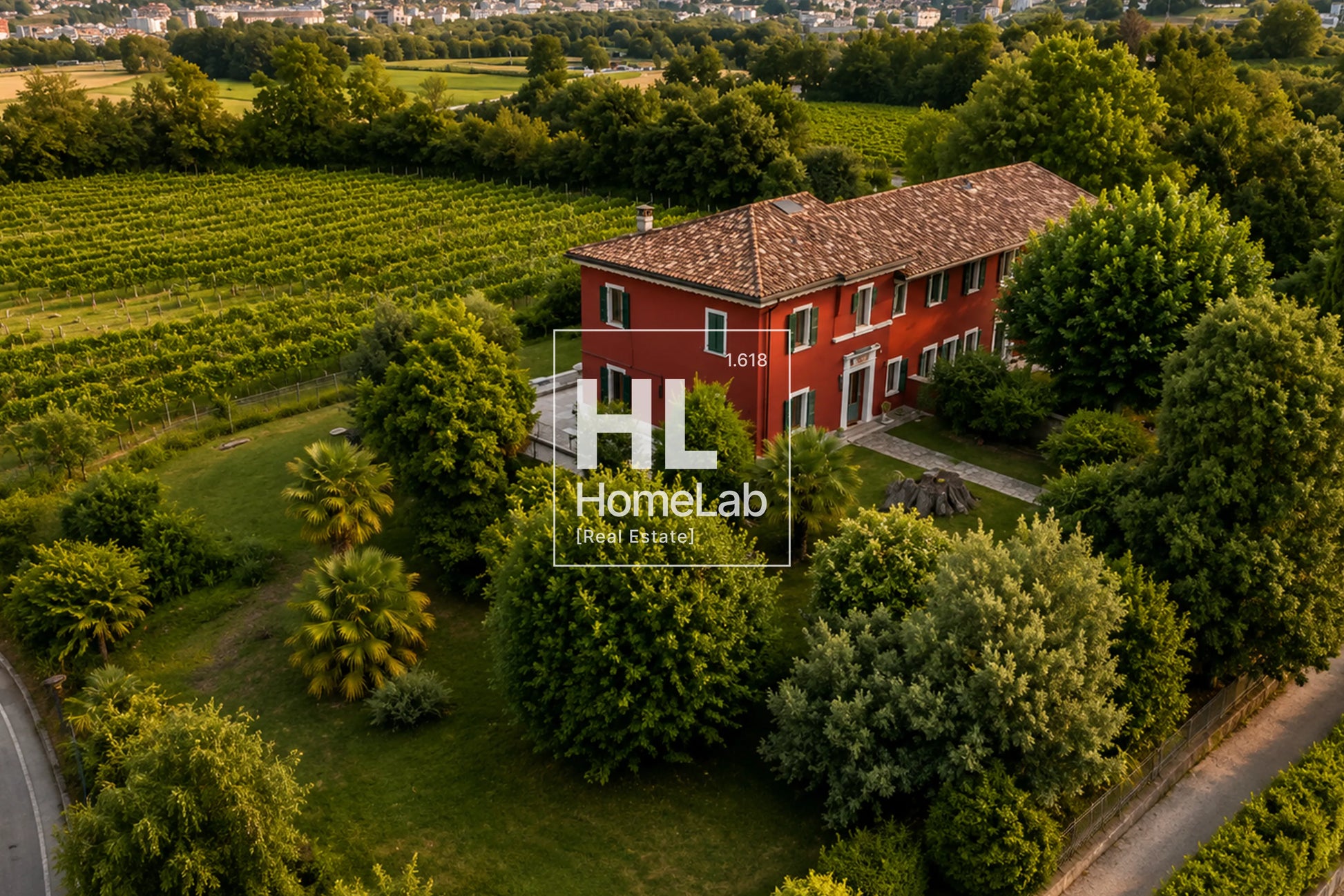 PRESTIGIOSA TENUTA DI CHARME CON PARCO, MAISONETTE OSPITI E POTENZIALE DI SVILUPPO A BREGANZONA